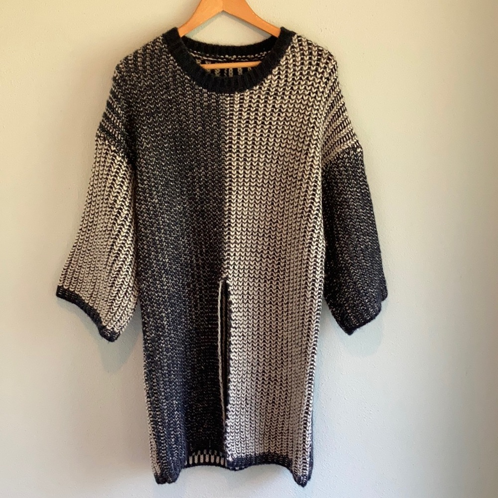 Midi sweater, 3/4 sleeves and slit in front. OS.